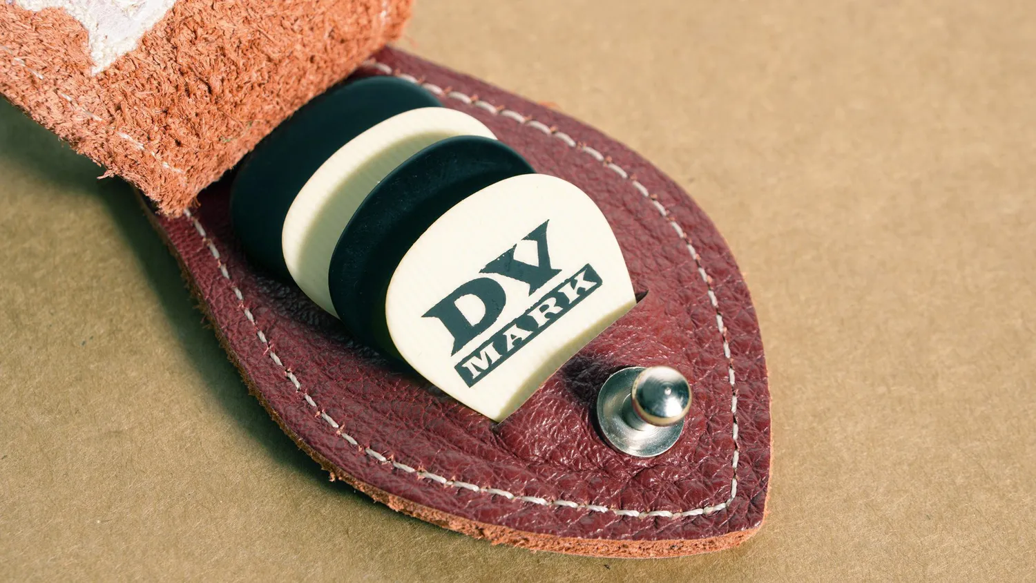 DVmark DV Picks Holder plekterholder bordeaux skinn