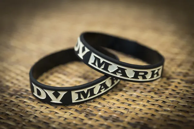 DV Mark Bracelet silikonarmbånd svart S/M