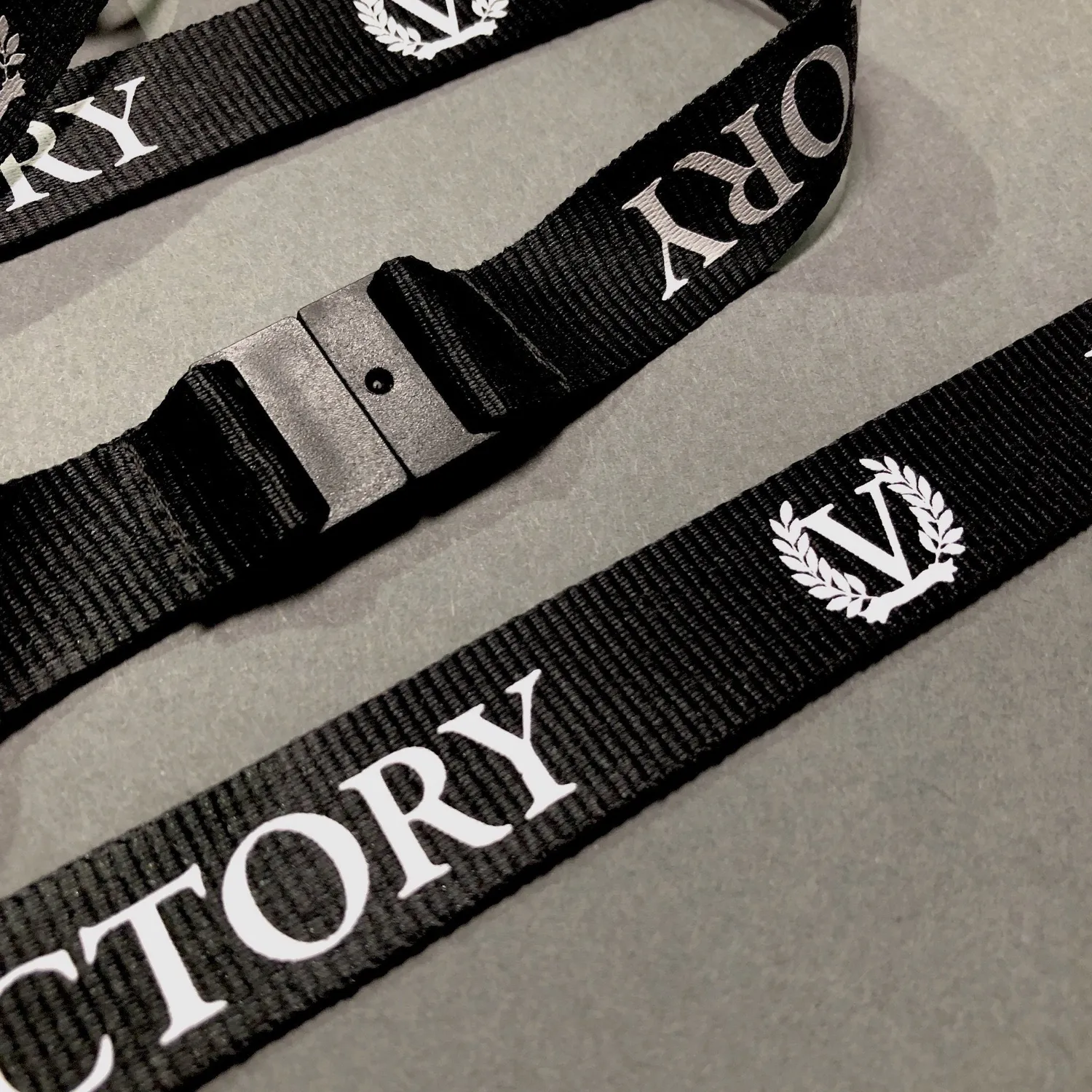 Victory Lanyard nøkkelbånd 47 cm svart logo