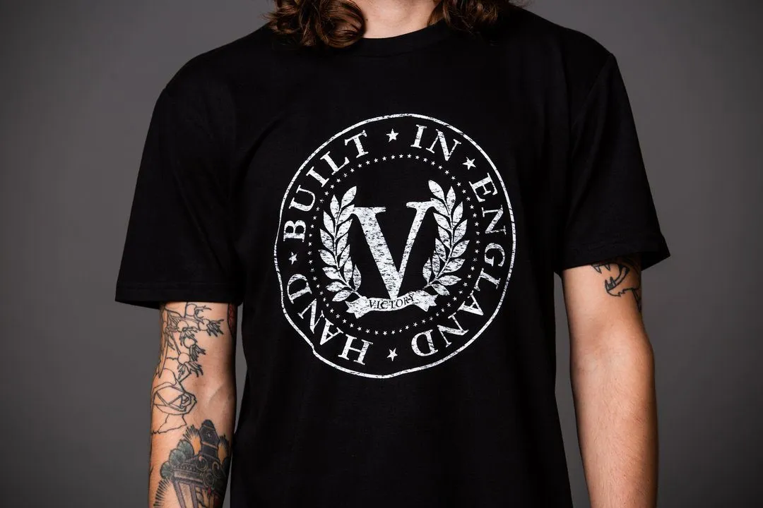 Victory Logo t-skjorte svart hvit stamp